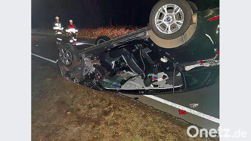 Nur noch Schrottwert hatte der Ford nach seinem Überschlag. Bild: Polizei