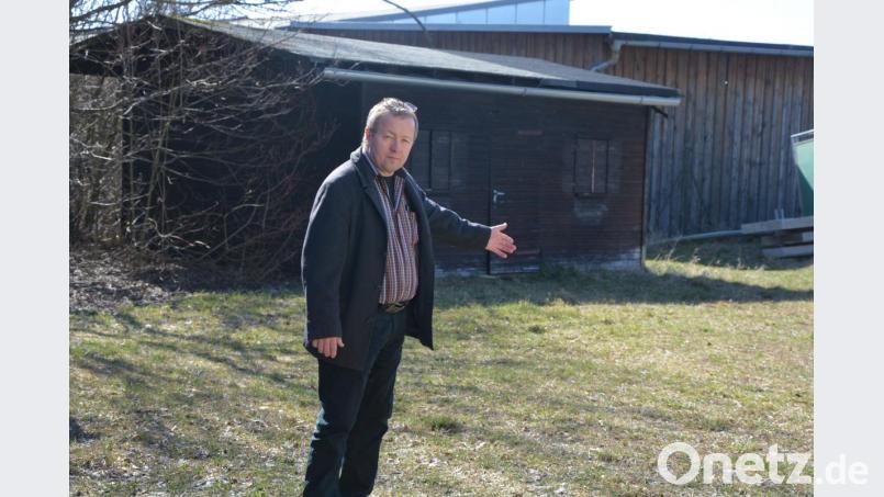 Günther Deinzer (Technisches Bauamt) zeigt, hier soll der Containerneubau entstehen. Vier Container sollen aufgestellt werden. Bild: jr