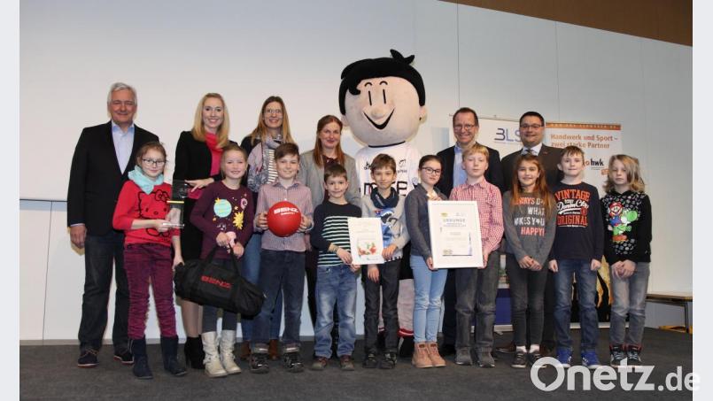 Die Mädchen und Buben der Grundschule Fensterbach freuten sich über die Auszeichnung. Bild: exb