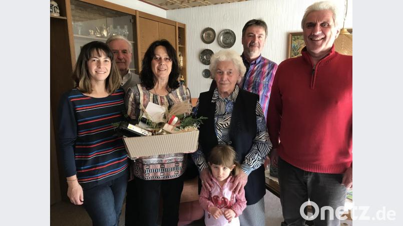 Sophie Stich (Dritte von rechts) feiert im Kreis ihrer Familie 90. Geburtstag. Bild: omu
