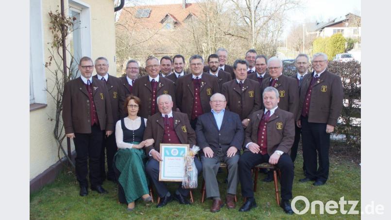 Bei einer internen Feier wurde der langjährige Vorstand Sebastian Lindner zum Ehrenvorstand des Männergesangverein Gemütlichkeit Weihern ernannt. Ebenso wurden einige Verdiente Mitglieder geehrt.
Dazu gratulierte natürlich der gesamte Chor mit der Chorleitung. Sitzend von lInks Susi Weiß, Ehrenvorstand Sebastian Lindner, Emmeran Lindner und der neue Vorstand Josef ZImmermann sen. Dahinter der Aktive Chor. Bild: slh