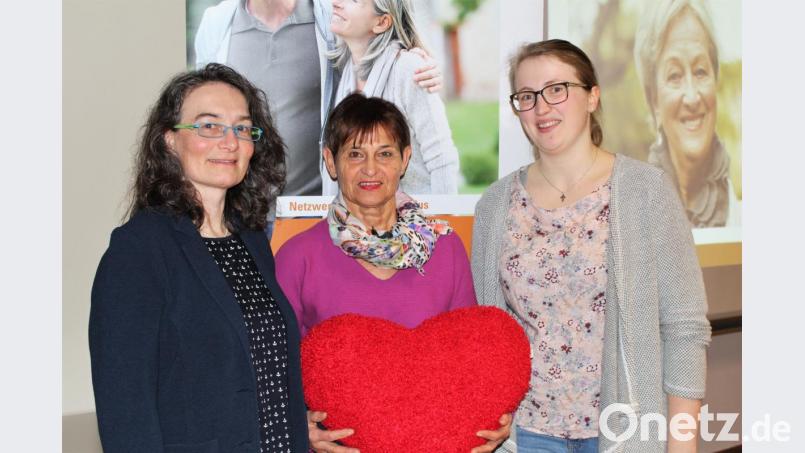 Referentin und Ernährungs-Expertin Andrea Baum, Kneippverein-Vorsitzende Evelin Hensel und Nadine Mutzbauer, Beauftragte vom Amt für Ernährung, Landwirtschaft und Forsten (von links) freuen sich über das rege Interesse der Teilnehmer. Bild: Dagmar Williamson