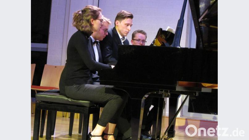 Da ist Präzision gefragt: Stefanie Fischer, Simon Brock und David Strempel übernehmen die sechshändige Zugabe, Florian Popp (von links) half beim Blättern. Bild: aks