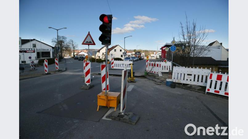 Am westlichen Widerlager der Krondorfer Naabbrücke werden derzeit Leitungen umgelegt. Die Arbeiten dienen der Vorbereitung des Neubaus der Brücke. Bild: Hösamer