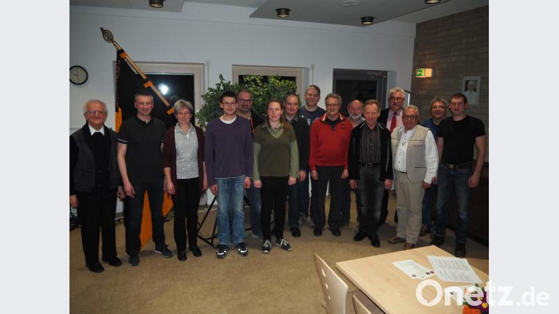 Manuel Färber (Zweiter von links) übernimmt das nicht ganz leichte Amt des neuen Vorsitzenden bei der Kolpingsfamilie Neustadt. Stadtpfarrer Josef Häring (links) sichert ihm seine Unterstützung zu Bild: krb