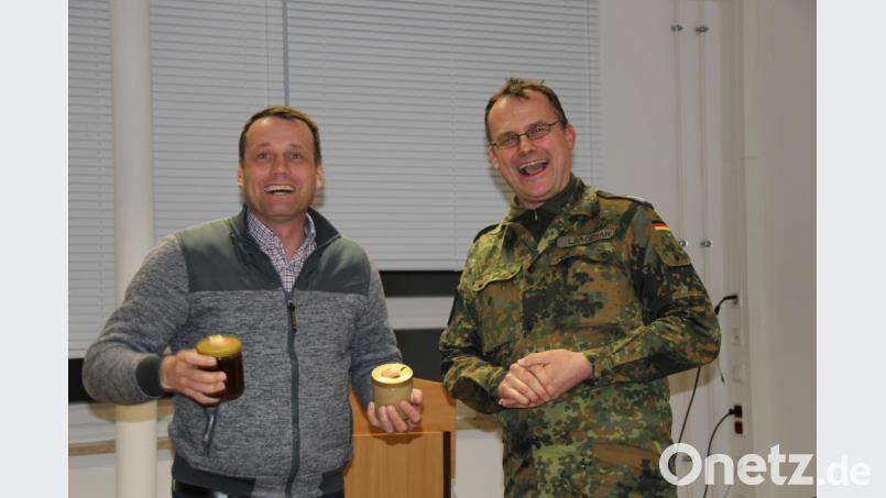 SPD-Kreisvorsitzender Uwe Bergmann (links) bedankte sich bei Kasernenkommandant Oberstleutnant Klaus-Peter Laackman für den Empfang der SPD-Delegation in der Schweppermannkaserne und für den Einblick in die Einrichtung und die dort laufenden Baumaßnahmen in Millionenhöhe mit zwei Gläsern Honig von hiesigen Imkern. Ein Dank, der sichtlich Freude machte. Bild: ads