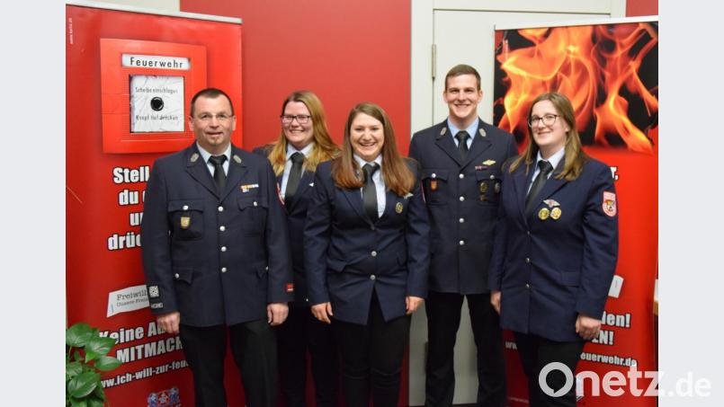 Jugendfeuerwehrwart Christian Schmid (links) und Theresa Sticht (rechts) betreuen die Jugendgruppe der Kemnather Wehr. Neu in ihren Reihen ist Bastian Götz (Zweiter von rechts). Die beiden Kindererzieherinnen und aktiven Feuerwehrfrauen Christina Schmid (Zweite von links) und Jana Kausler (Mitte) betreuen die „KEM-Fire-Kids“. Bild: mde