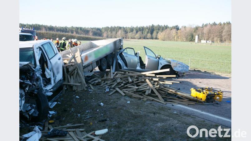 Auf der B299 bei Sengenthal kam es am Mittwochmorgen zu einem schweren Frontalzusammenstoß. Bild: jma