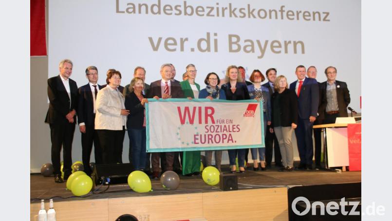 Verdi-Funktionäre und Ehrengäste wie Bayerns Sozialministerin Kerstin Schreyer demonstrieren ein soziales Europa. Bild: jrh