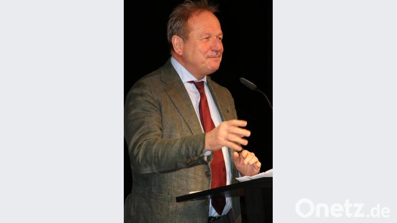 Mit großem Applaus wurde Noch-Verdi-Chef Frank Bsirske in Regensburg begrüßt. Bild: jrh