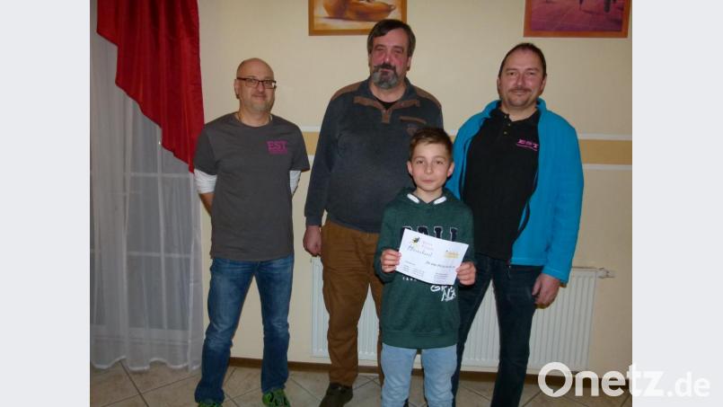 Josef Berger (vorne) gewann das Flutlichtrennen bei der ersten Bobmeisterschaft des EST. Die Vereinsvertreter Holger Most, Manfred Aschenbrenner und Gottfried Berger (links) überreichten ihm einen Gutschein für zwei Pizzen als Preis. Bild: bgl