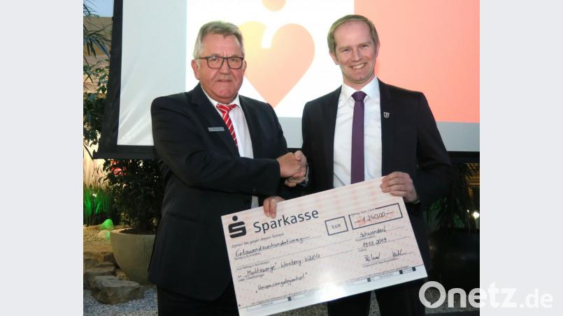Vorstandsmitglied Wilfried Bühner (links) überreichte dem Bürgermeister der Marktgemeinde Wernberg-Köblitz, Konrad Kiener (rechts), einen Scheck über 1240 Euro für das Kinderhaus „Marktzwerge“. Bild: Hirsch