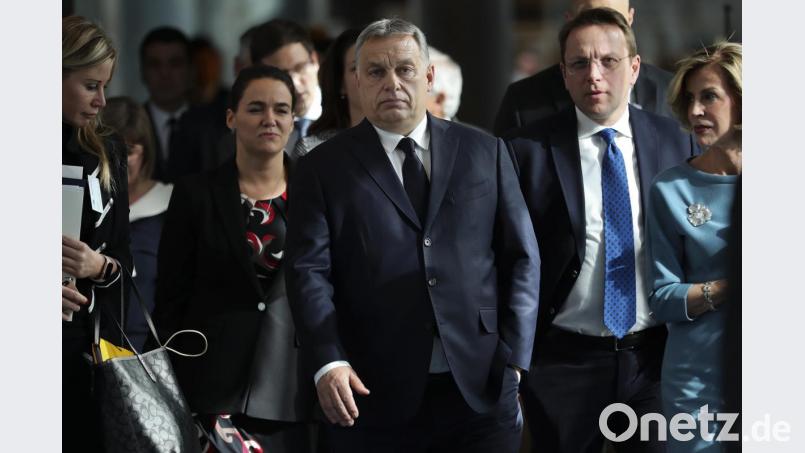 Viktor Orban (Mitte), Ministerpräsident von Ungarn, kommt zu einem Treffen der Europäischen Volkspartei (EVP) im Europäischen Parlament. Bild: Francisco Seco/AP/dpa
