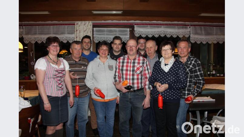 Schützenmeisterin Sonja Bauer (links) gratulierte den besten zehn Teilnehmern des Wurstschießens. Bild: frd