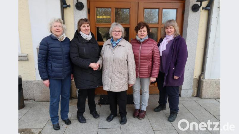 30 Jahre stand Maria Dostler (Mitte) an der Spitze der Frauen-Union. Bei der Jahreshauptversammlung rückte sie freiwillig ins zweite Glied. Der neuen ersten Vorsitzenden Klaudia Tretter (Zweite von links) gratulierte sie herzlich. Zusammen mit Schriftführerin Elisabeth Mühlbauer (links ) und Beisitzerin Elke Härtl und Kassenwartin Gabi Härtl (von rechts) leitet Tretter nun den FU-Ortsverband Friedenfels. Bild: bsc