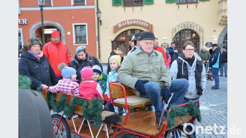 Der Josefiumzug kam heuer bestens an. Ganz vorne durfte der 84-jährige Josef Eger als ältester Josef auf dem Hundewagerl Platz nehmen. Bild: dob