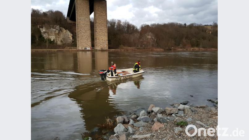 Ein Ölfilm auf der Donau sorgte in der Nacht auf Dienstag für einen Feuerwehreinsatz mit mehreren Booten. Als Ursache konnte eine Heizöl-Leckage eines Anwesen bei Sinzing ausgemacht werden. Bild: Alexander Auer