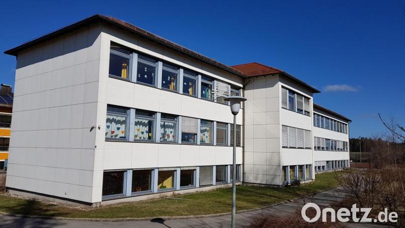 Die jetzt in der früheren Hauptschule untergebrachte Grundschule wird gründlich saniert. Die ersten Aufträge mit rund 400.000 Euro genehmigte der Gemeinderat in der letzten Sitzung. Bild: gi