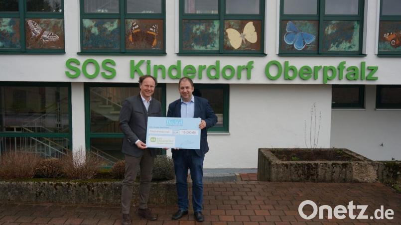 René Guhl, Geschäftsführer der Privatmolkerei Bechtel (links), mit Holger Hassel, dem Leiter des SOS-Kinderdorfes Oberpfalz, bei der
Spendenübergabe. Bild: exb