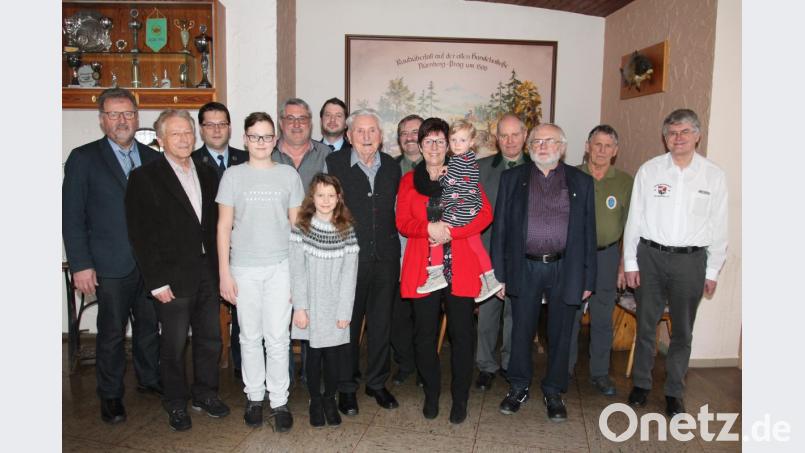 Heinz Essler (Mitte) genießt die vielen guten Wünsche zum 85. Geburtstag. Bild: pi