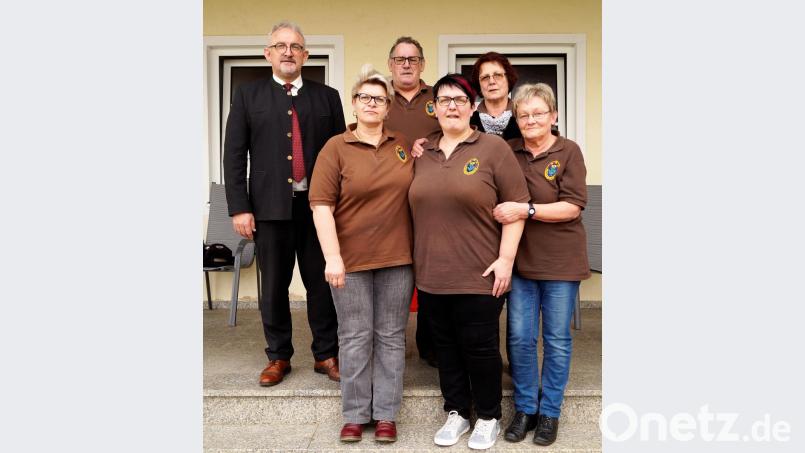 Zufriedene Gesichter machen (von links) Bürgermeister Rudolf Schopper, Kassenwartin Frieda Mois, zweiter Vorsitzender Reinhard Mois, Vorsitzende Martina Borczyk, Wanderwartin Apollonia Meiler und Schriftführerin Annette Zahn. Bild: arw