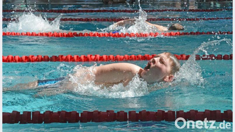 So wie diese Schwimmer geben alle über 200 Teilnehmer beim Bezirksfinale Schwimmen alles. Bild: Gabi Schönberger