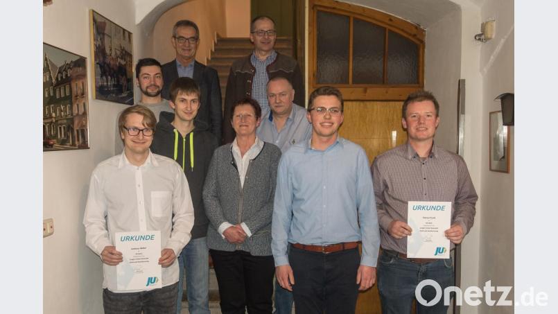 Vorsitzender Oliver Rauch (Zweiter von rechts) dankt Andreas Wöhrl (links) und Florian Frank (rechts) für ihre Treue zur Jungen Union Kemnath. Bild: jzk