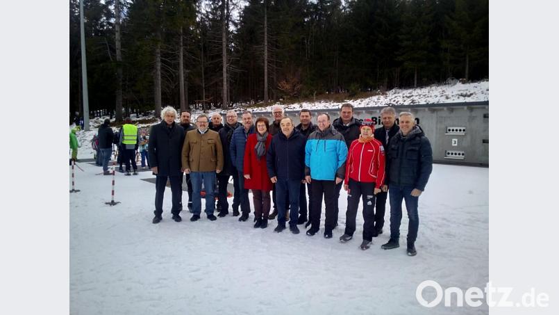 Die Offiziellen stellten sich am Biathlon-Stand des Skilanglaufzentrums Silberhütte zum Foto auf. Bild: exb