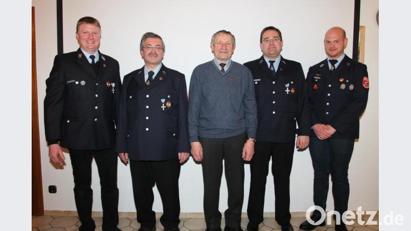 Karl Völkl (Mitte) und Klaus Gschwindler (Zweiter von links) gelten die Glückwünsche von Vorsitzendem Hubert Völkl, dessen Stellvertreter Markus Götz und dem stellvertretenden Kommandanten Andreas Gleißner (von links). Enteschuldigt war Martin Baier. Bild: pi