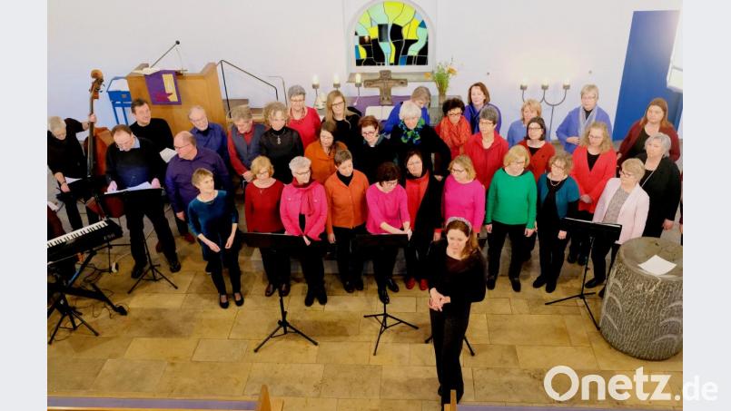Der stimmgewaltige Nürnberger Jazz-Chor entfaltet unter Leitung von Susanne Schönwiese in der Kreuzkirche die hohe Kunst der Swing-, Blues- und Spiritual-Kultur und versprüht Lebensfreude pur. Bild: do
