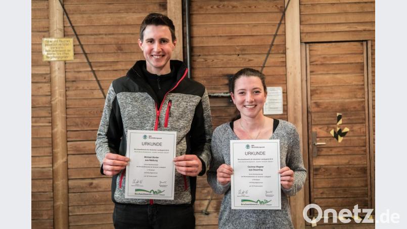 Die zwei besten Jungbauern der Oberpfalz: Siegerin Corinna Wagner aus Deuerling und Michael Bierler aus Nabburg. Bild: gld