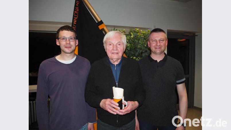 Ehrenvorsitzender Hans Simmerl (Bildmitte) kann stolz sein auf seine beiden Enkel: Anton Kissler (links) ist Stellvertreter und Manuel Färber (rechts) Vorsitzender der Kolpingsfamilie. Bild: krb
