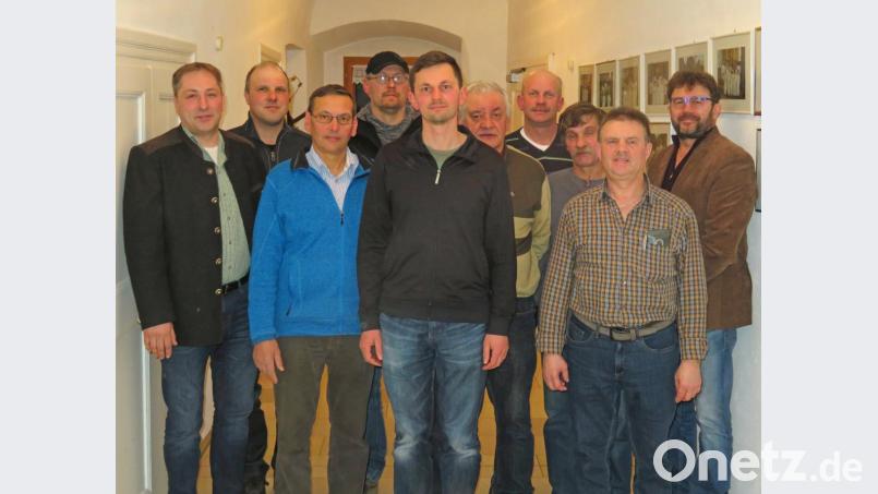 Jagdpächter Markus Walter (links) gratuliert dem neuen Vorstand: Von links Schriftführer Michael Dötsch, Beisitzer Alois Kausler und Stefan Ziegler, Jagdvorstand Josef Walter, Stellvertreter Konrad Krywinski, Kassier Alois Ziegler, Kassenprüfer Walter Ewald und Gerhard Müller sowie Bürgermeister Wolfgang Haberberger. Bild: ow