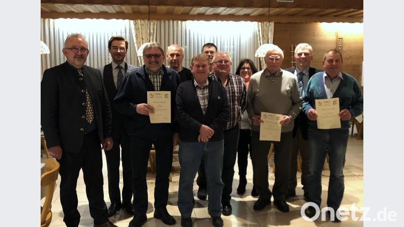 Josef Beck (Zweiter von rechts) bleibt Vorsitzender der CSU. Bürgermeister Rudolf Schopper (von links) und Kreisvorsitzender Stephan Oetzinger danken den Geehrten und dem Vorstand (ab Zweiter von links): Hans Meier, Walter Stubenrauch, Karl Höning, Herbert Beck, Hans Pröls, FU-Vorsitzende Martina Kraus, Hans Treml und Alfons Troppmann. Bild: bgm