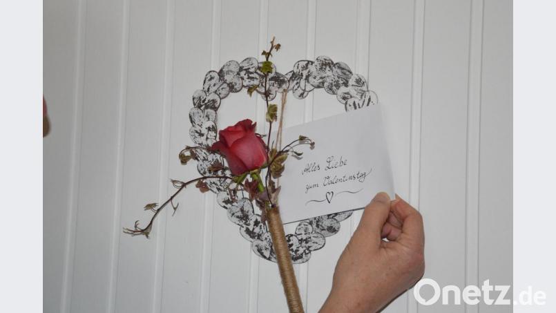 Ein Herz für die Liebste zum Valentinstag können auch im Basteln unerfahrene Männer leicht herstellen. Bild: mia