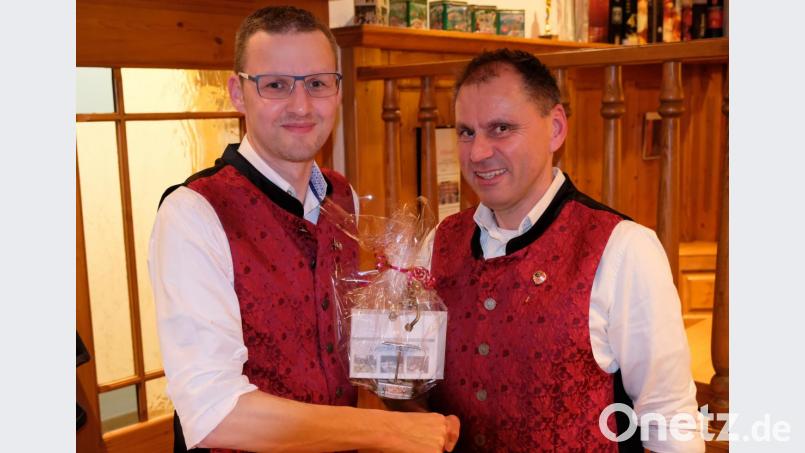Ein Dirigent mit Dirigentenpult im Miniformat war das Abschiedsgeschenk von Vorsitzendem Martin Danzer (rechts) an Thomas Murr. Nach 15-jähriger Tätigkeit als Kapellmeister der Eschenbacher Blaskapelle bleibt Murr dem Ensemble aber als begnadeter Blechbläser erhalten. Bild: do