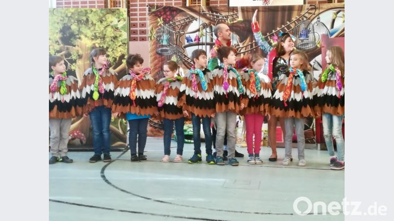 Die Kinder übernehmen Rollen beim Gastspiel einer märchenhaften Kinderoper. Bild: exb