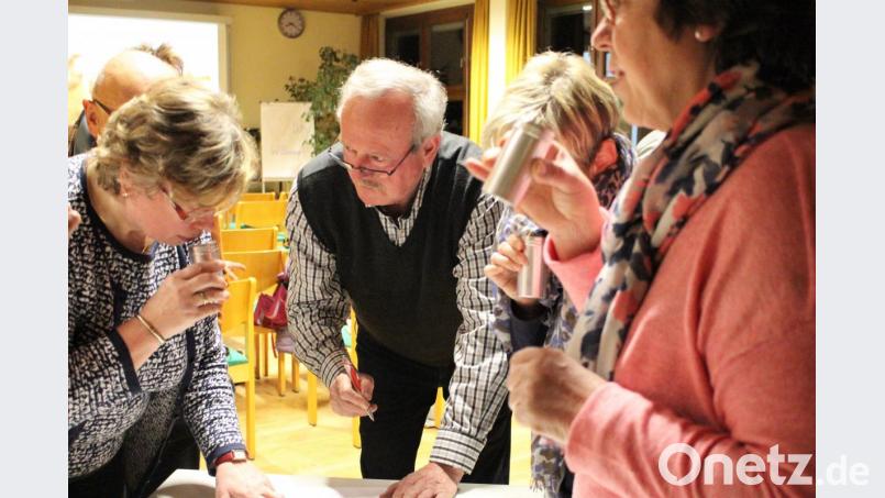 Beim Schnuppern und Erraten unterschiedlicher Gewürze kommt man auch schnell ins Nießen. Jedoch sorgte diese Aufgabe für viel Erheiterung beim Kneippverein. Bild: Dagmar Williamson