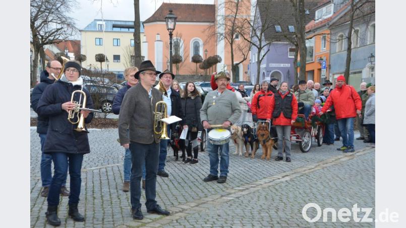 Die "Straßenmusikanten" aus Moosbach unter Leitung von Johannes Gruber begleiteten das Spektakel musikalisch. Bild: dob