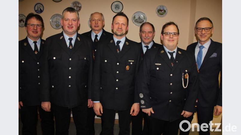 Die Feuerwehr Querenbach wählte für dei kommenden zwei Jahre neue Ortsvertaruensleute. Unser Bild zeigt von links, Vorsitzen der Konrad Hart, Hubert Scharnagl, Otto Schneider, Matthias Döberl, Winfried Heindl, Kommandant Uwe Friedrich und Bürgermeister Bernd Sommer. Bild: kro