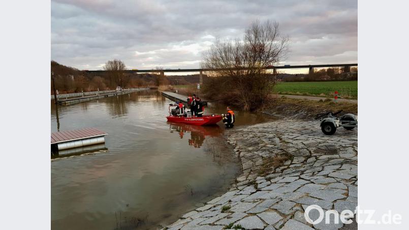 Ein Ölfilm auf der Donau sorgte in der Nacht auf Dienstag für einen Feuerwehreinsatz mit mehreren Booten. Als Ursache konnte eine Heizöl-Leckage eines Anwesen bei Sinzing ausgemacht werden. Bild: Alexander Auer