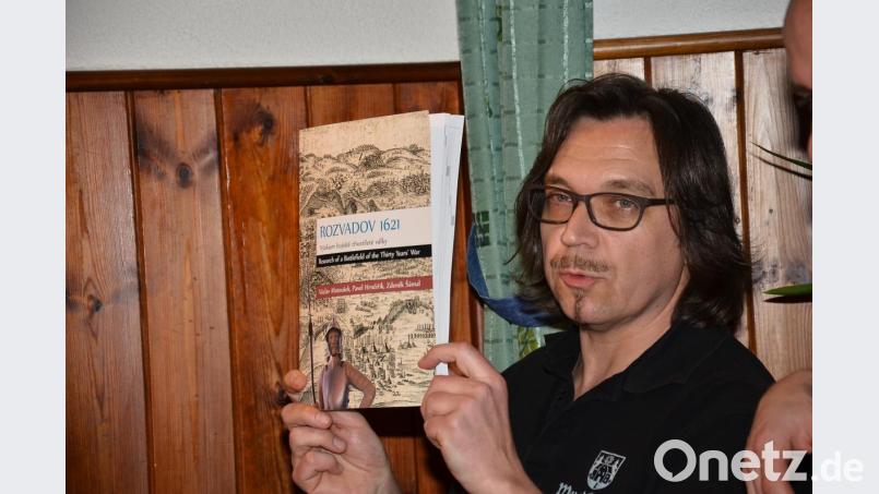 Wenige Monate vor dem 2021 geplanten Historienfest zieht die Waidhauser Partnergemeinde Rozvadov die Blicke durch ein neues Buch zur Thematik auf sich, das Ortsheimatpfleger Andreas Ringholz direkt nach der Veröffentlichung zuging. Bild: fjo