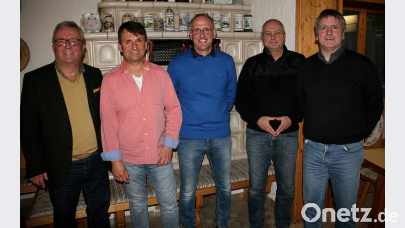 Auch in den kommenden vier Jahren steht Gerhard Engelmann (Dritter von rechts) der Siedlergemeinschaft Fichtenschacht-Schönhaid vor. Unterstützt wird er vom Zweiten Vorsitzenden Marco Süß (Zweiter von links), zudem von Kassier Jürgen Kühn und Schriftführer Walter Wildenauer (von rechts). Bürgermeister Toni Dutz (links) gratulierte zur Wahl. Bild: wro