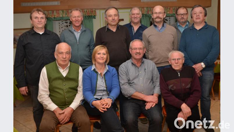 Martha Bauer (vorne) führt auch weiterhin den CSU-Ortsverband an. Hans Gollwitzer (vorne, links) und Georg Ertl (vorne, Zweiter von rechts) stehen ihr dabei als Vorsitzende zur Seite. Bild: dob