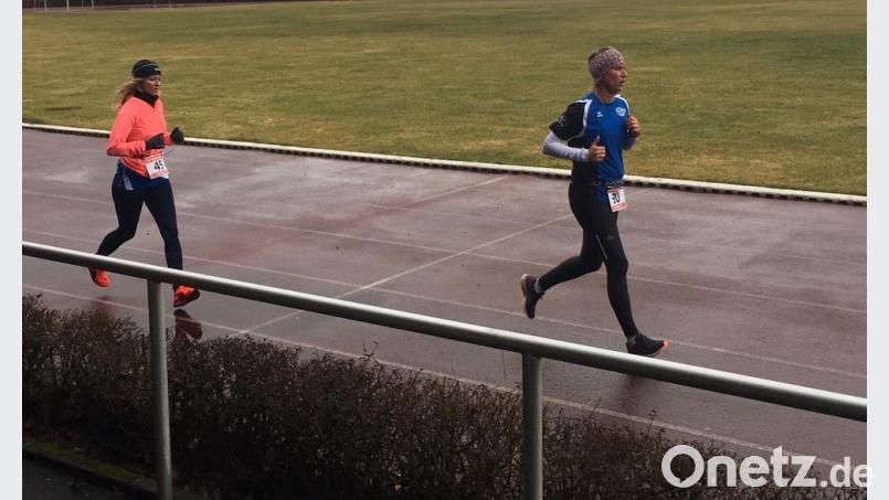 Tanja Tauber (rechts) und Melanie Sichelstiel auf dem Weg ins Ziel. Bild: exb