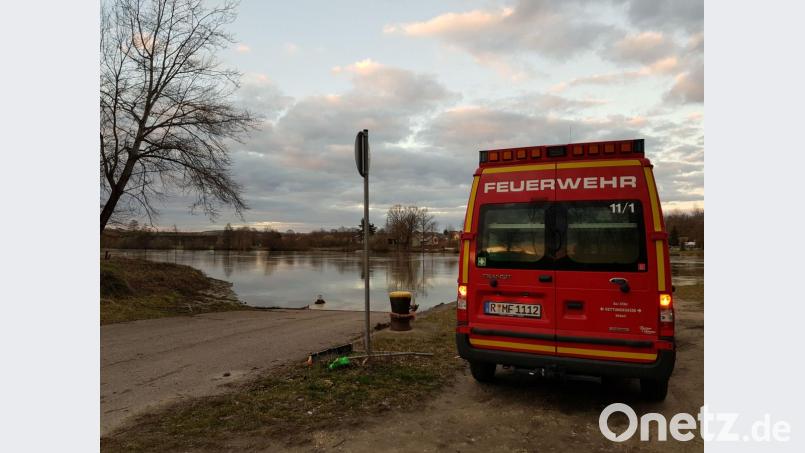 Ein Ölfilm auf der Donau sorgte in der Nacht auf Dienstag für einen Feuerwehreinsatz mit mehreren Booten. Als Ursache konnte eine Heizöl-Leckage eines Anwesen bei Sinzing ausgemacht werden. Bild: Alexander Auer