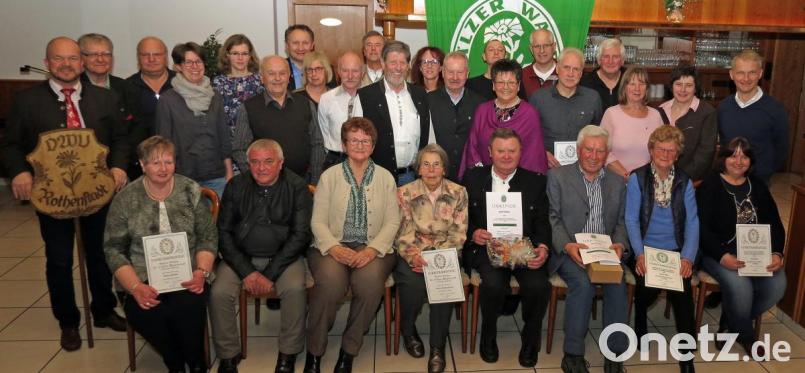 Georg Kick (sitzend, Dritter von rechts) und Josef Kellner (sitzend, Vierter von rechts) ernannte der OWV Rothenstadt zu neuen Ehrenmitgliedern im Beisein der Vorstandschaft mit neu gewählten Vorsitzenden Hermann Bolz (links) und den langjährigen Mitgliedern. Bild: Dobmeier Bild: Dobmeier
