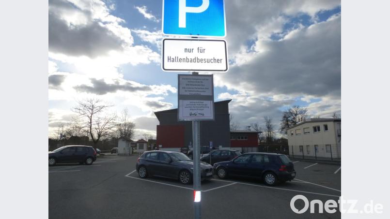 &quot;Nur für Hallenbadbesucher&quot;, dieses Schild sollte künftig tunlichst beachtet werden. Wer dort widerrechtlich sein Fahrzeug abstellt, muss damit rechnen, abgeschleppt zu werden. Bild: bk