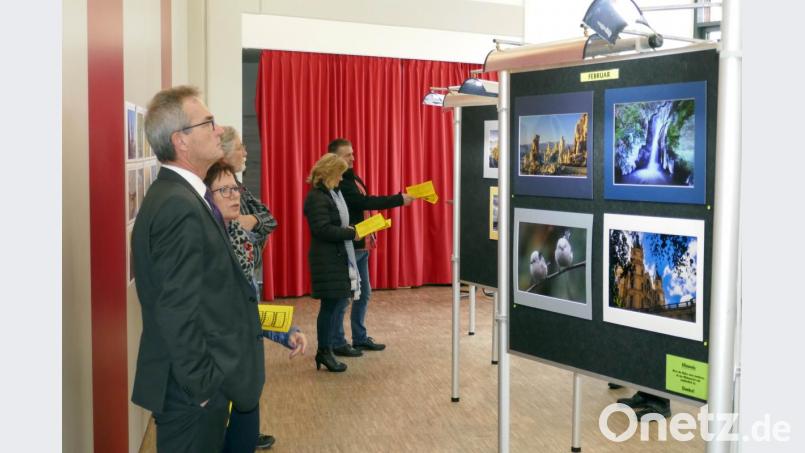 Rund 200 Besucher fanden den Weg zur Ausstellung der Fotofreunde Eschenbach-Grafenwöhr in die Mehrzweckhalle in Kemnath, auch Bürgermeister Werner Nickl war begeistert von den Bildern und Multivisionsschauen. Bild: mor
