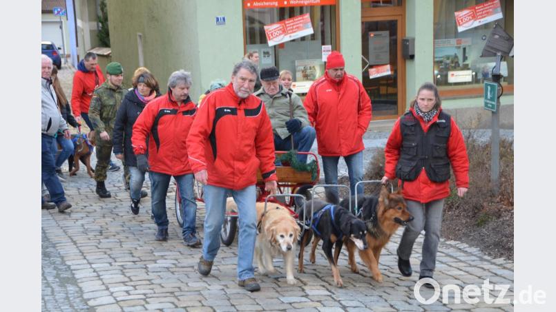Der Weidner Zug- und Begleithundeverein mit Jürgen Schittenhelm (links) war beim Josefiumzug wieder zur Stelle. Bild: dob